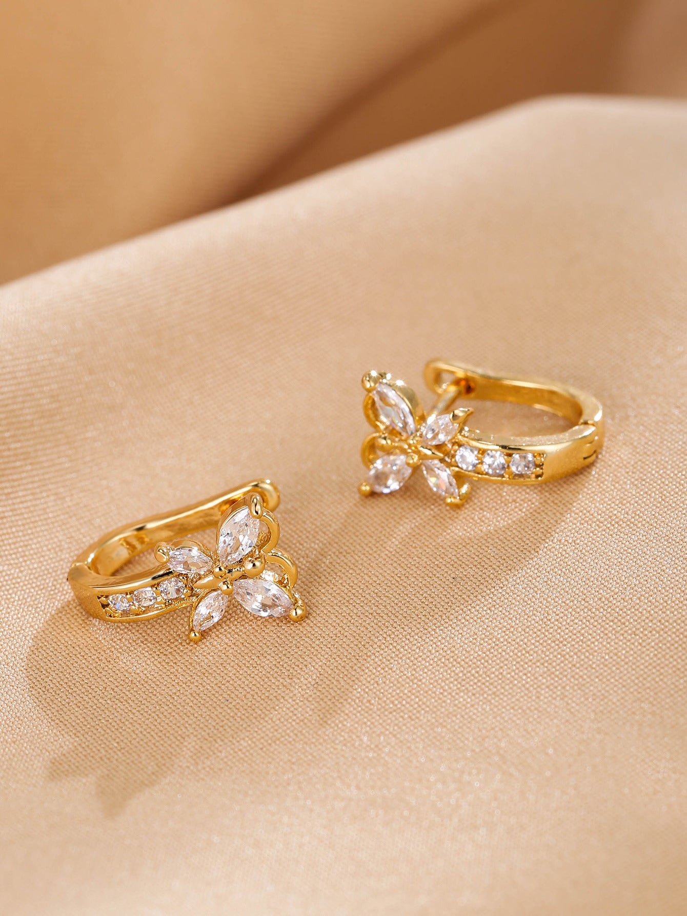 Vintage Pastoral Style Earrings Edge Inlaid Zircon Small Butterfly