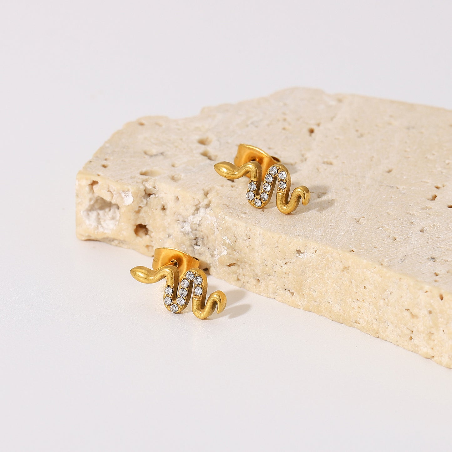 INS Fashion Vintage 18K Gold Stainless Steel Snake Stud Earrings Inlaid With Greenwhite Zircon