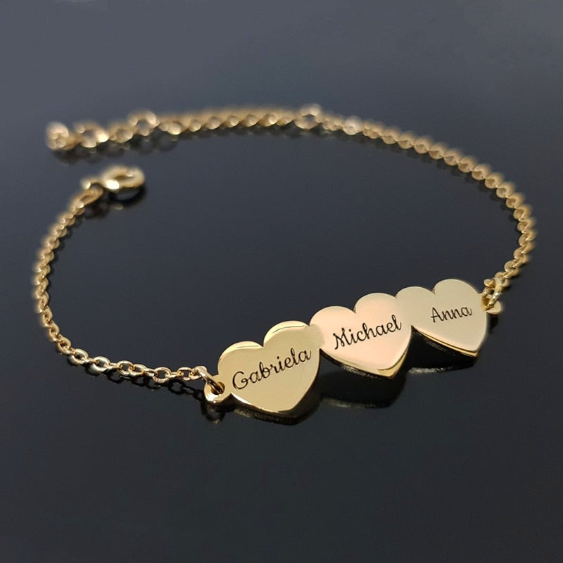 custom heart-shaped nameplate bracelet gold / three hearts